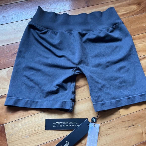 YOUNGLA Seamless Curve Shorts - Picture 2 of 3